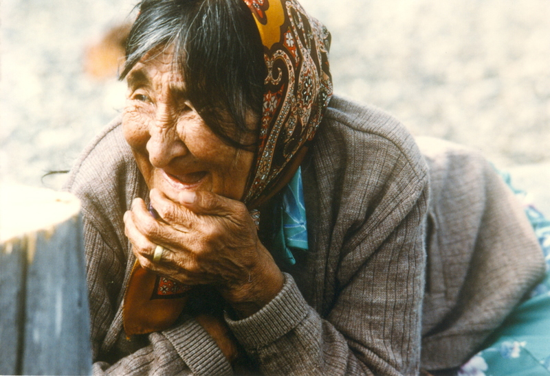 https://arrl-web002.artsrn.ualberta.ca/icrc/201801-upload/Qikiqtaruk - Herschel Island- Cultural Study/Herschel Island Cultural Study-Jean Tardiff at Shingle Pt- 1990-Yukon Heritage Branch.jpg